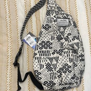 Black and white kavu crossbody geo cluster *NEVER USED*